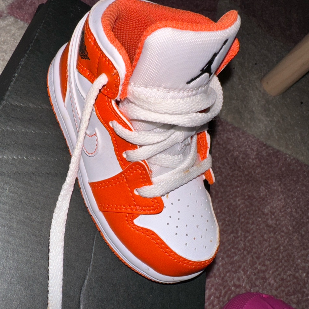 Jordan 1 mid SE Electro Orange